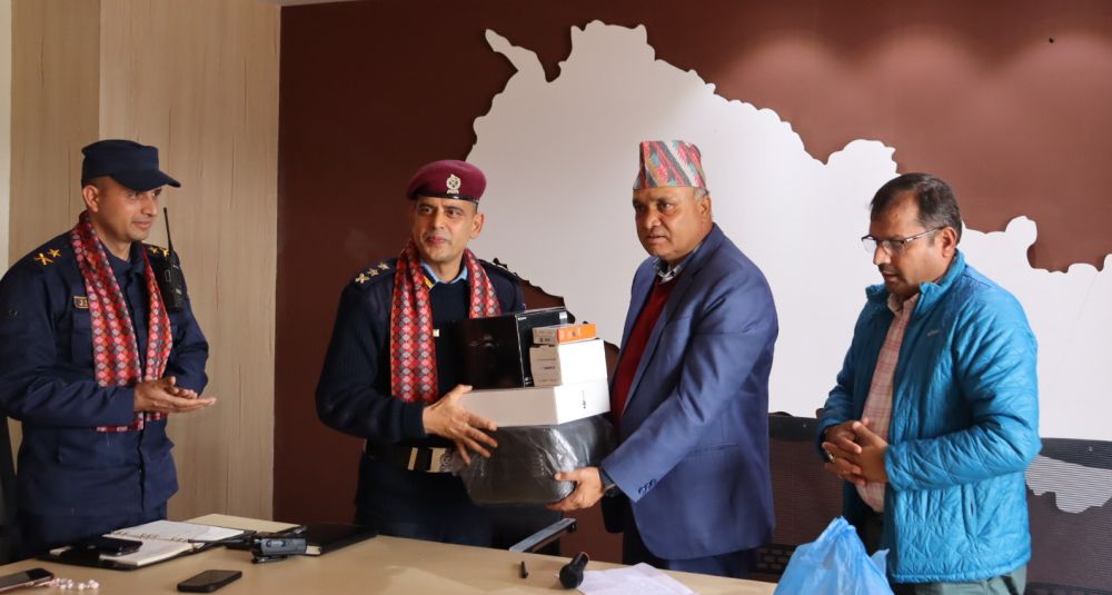नेपाल प्रहरीलाई कागेश्वरी मनोहरा नगरपालिकाको डीएसएल क्यामेरा सहयोग