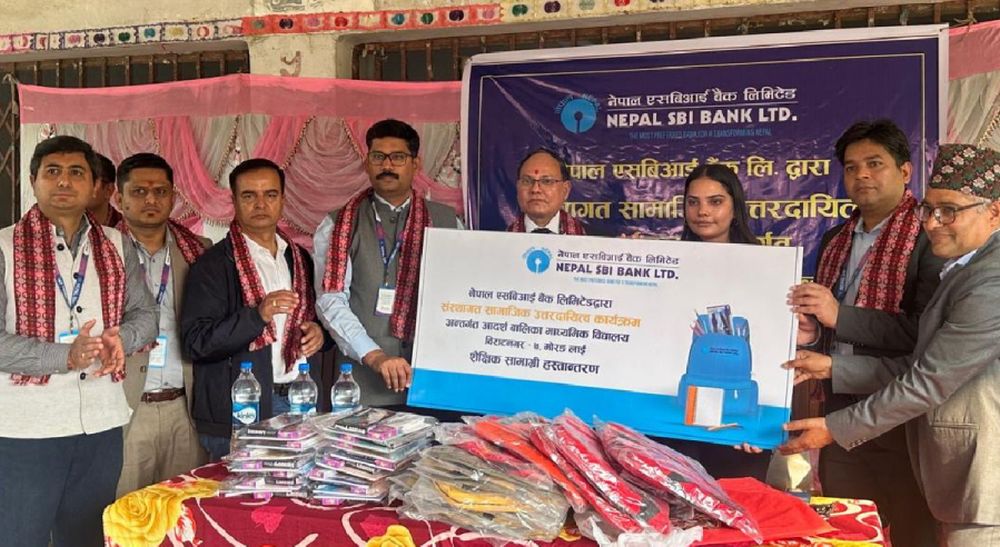 आदर्श बालिका विद्यालयमा नेपाल एसबिआई बैंकद्वारा शैक्षिक सामग्री वितरण