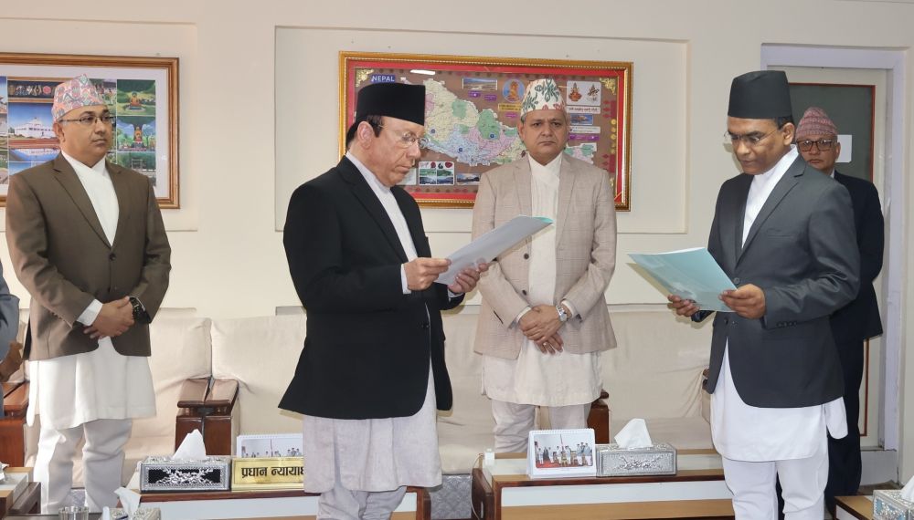 नवनियुक्त गभर्नरले लिए शपथ(तस्वीर)